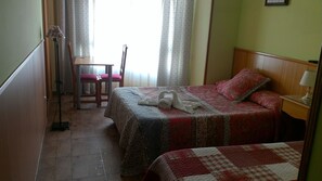 Habitación con 2 camas individuales | Escritorio, cortinas opacas, sistema de insonorización y cunas gratuitas