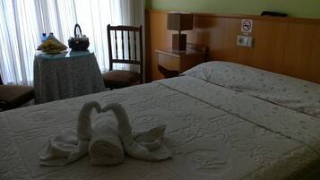 Phòng đôi | Bàn, màn/rèm cản sáng, phòng cách âm