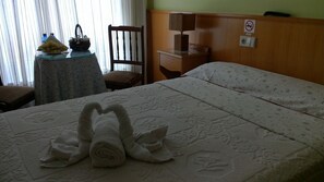 Tweepersoonskamer | Een bureau, verduisterende gordijnen, geluiddichte muren