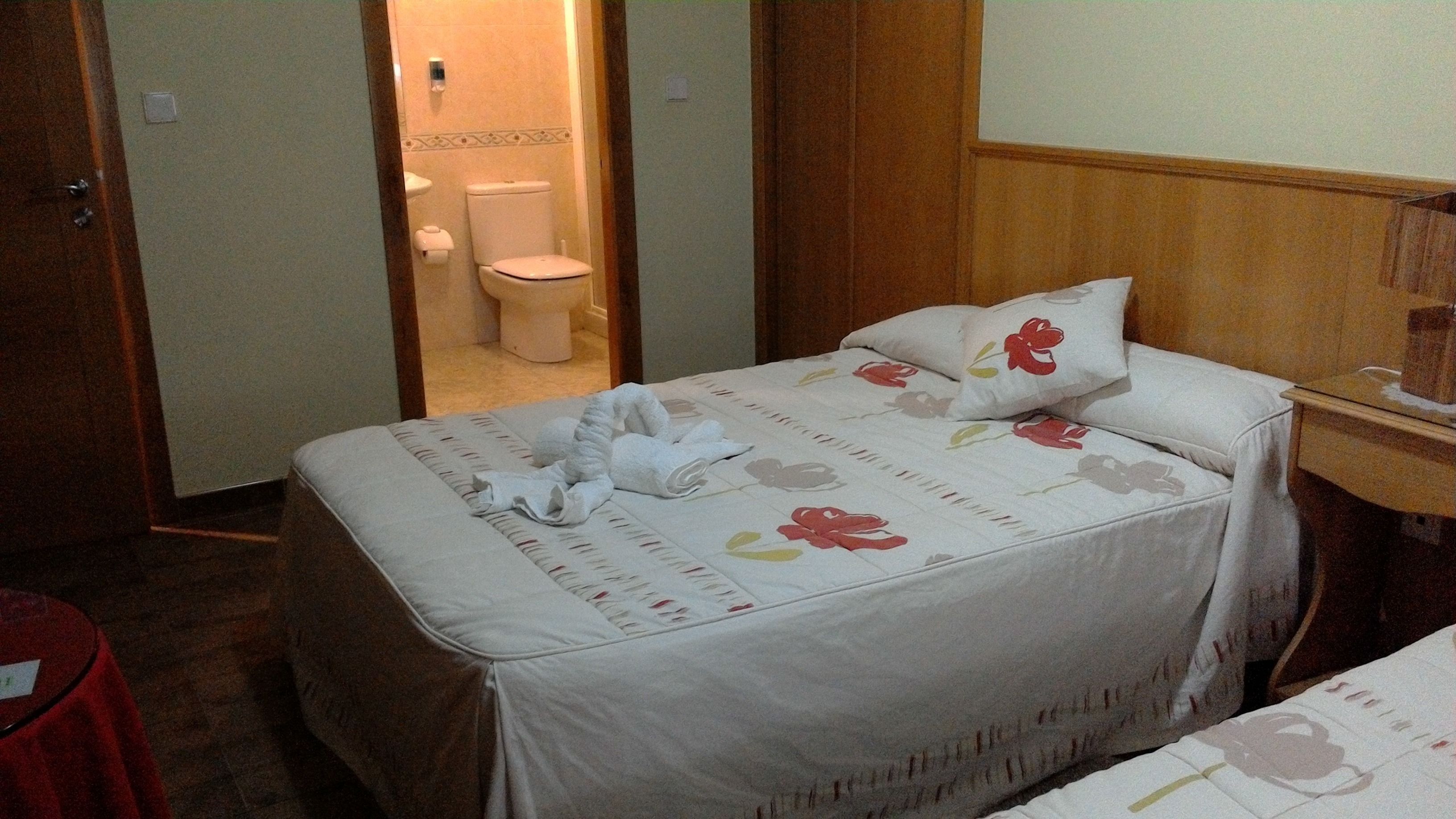 Twin Room | Desk, blackout curtains, soundproofing, free cots/infant beds