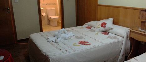 Twin Room | Desk, blackout curtains, soundproofing, free cots/infant beds