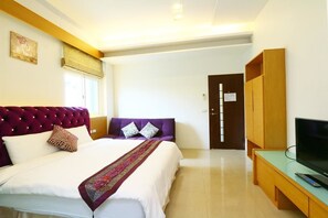 Blackout curtains, rollaway beds, free WiFi, bed sheets - Dream Villa (Dongshan)