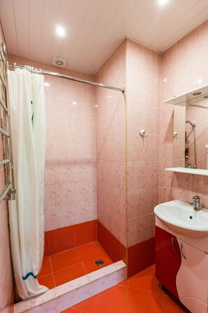 Twin Room | Bathroom shower