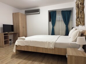 Double Room, Shared Bathroom | Soundproofing, free WiFi, bed sheets, wheelchair access