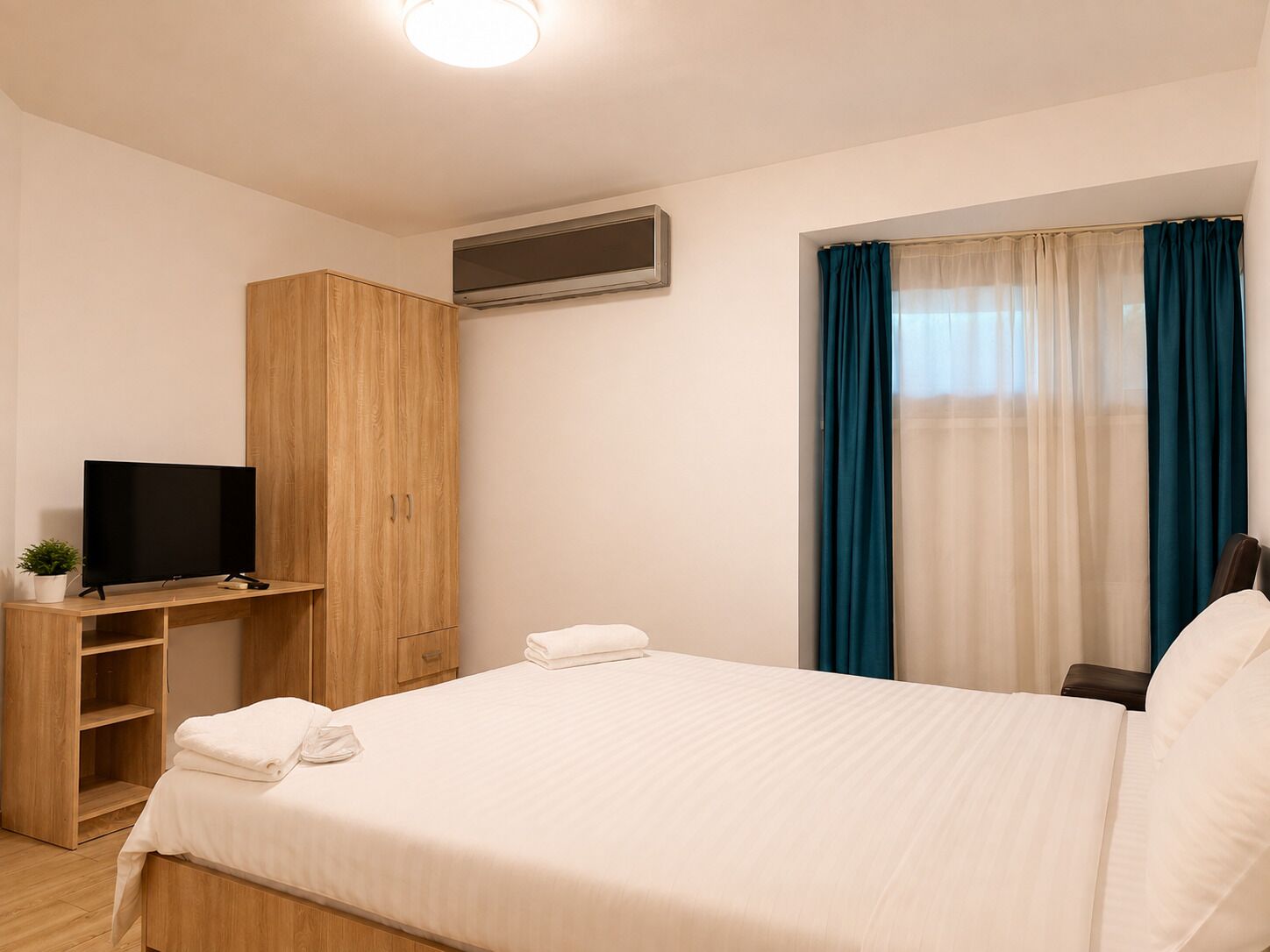 Chambre Double, salle de bains commune | Chambres insonorisées, Wi-Fi gratuit, draps fournis