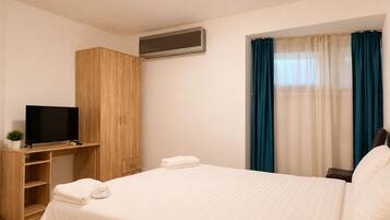 Double Room, Shared Bathroom | Soundproofing, WiFi (free), bed sheets