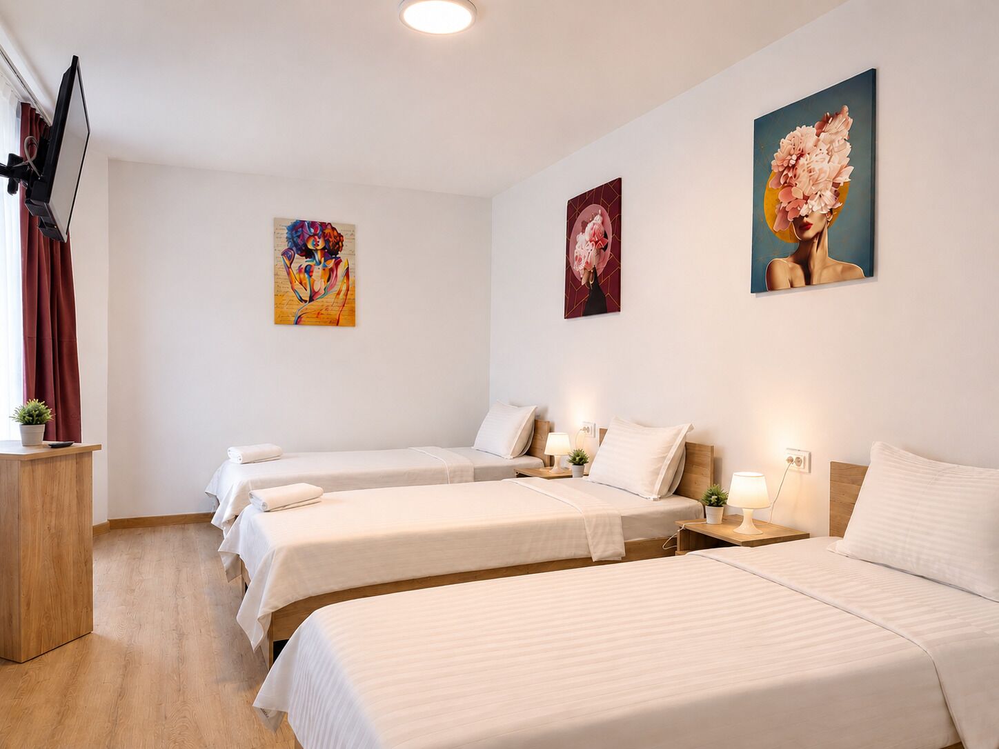 Driepersoonskamer, gemeenschappelijke badkamer | Een bureau, geluiddichte muren, gratis babybedden, gratis wifi