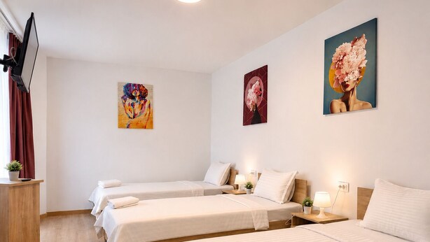 Habitación triple, baño compartido | Escritorio, insonorización, cunas gratuitas y wifi gratis