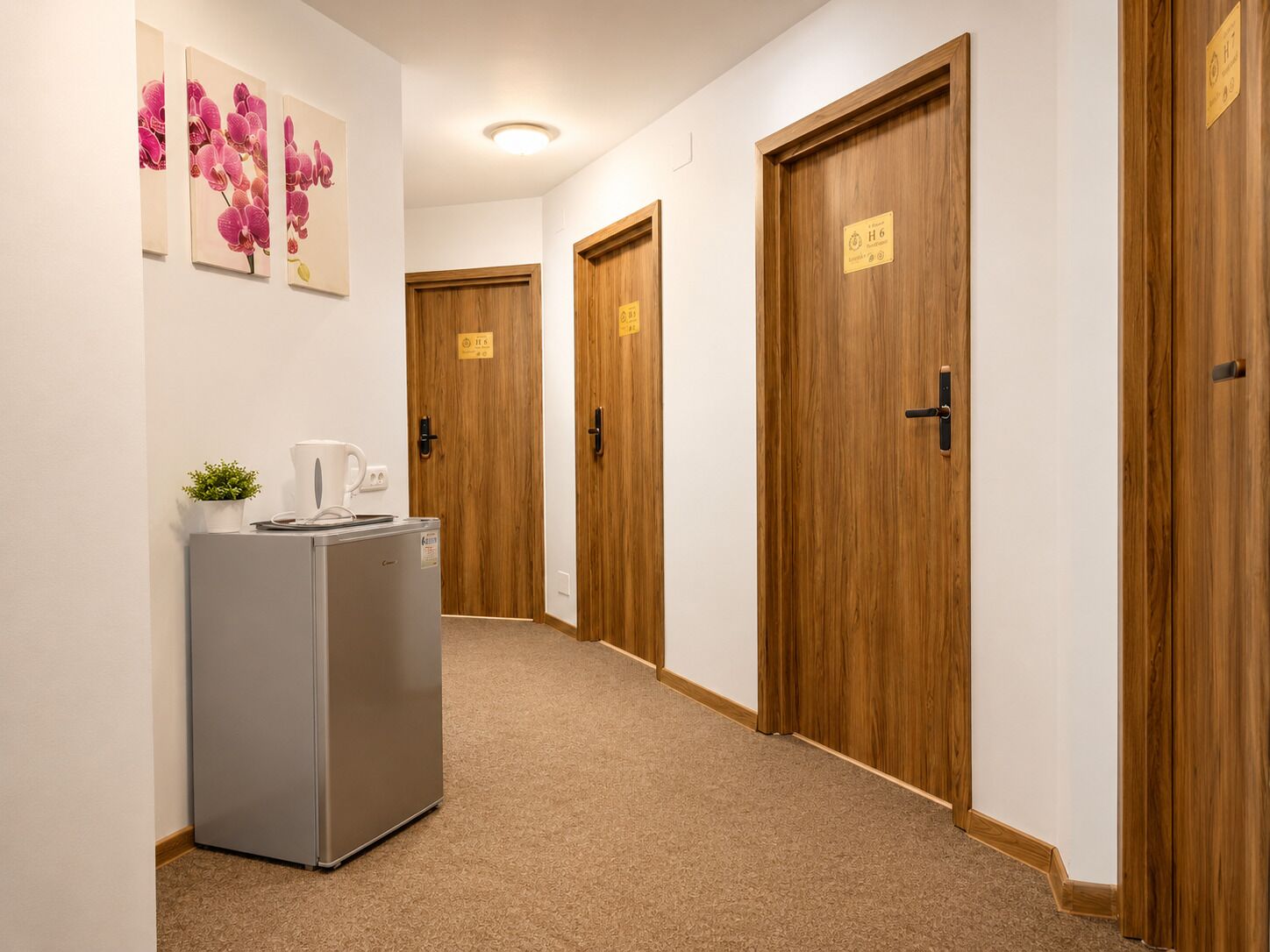 Twin kamer, gemeenschappelijke badkamer | Een bureau, geluiddichte muren, gratis babybedden, gratis wifi