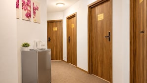 Habitación con 2 camas individuales, baño compartido | Escritorio, insonorización, cunas gratuitas y wifi gratis