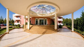 Vista frontal de la propiedad