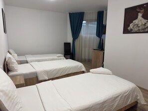 Habitación triple, baño compartido | Insonorización, wifi gratis, ropa de cama y acceso para silla de ruedas 