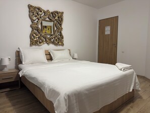 Double Room, Shared Bathroom | Soundproofing, free WiFi, bed sheets, wheelchair access