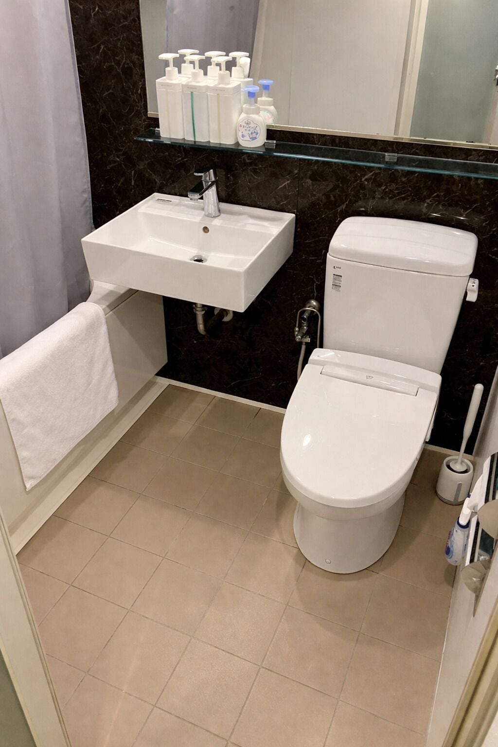 AOCA 3BC | Bathroom | Combined shower/bathtub, free toiletries, hair dryer, slippers