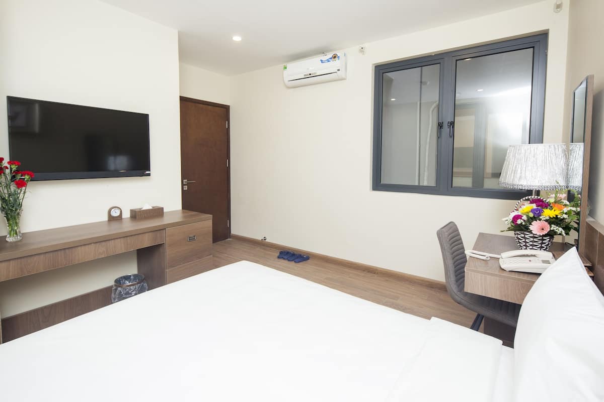 Minibar, desk, free WiFi