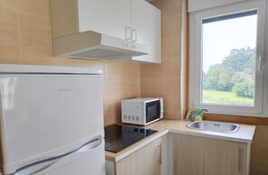 Refrigerador con congelador, microondas y parrilla de estufa