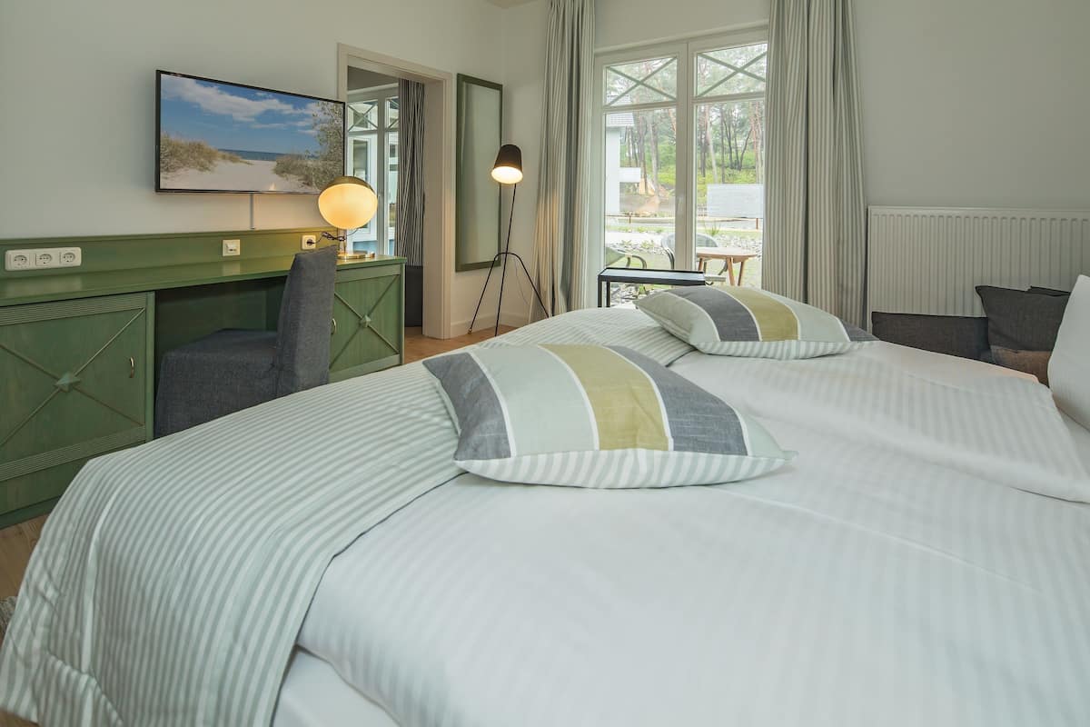 family quadruple room, 2 bedrooms, non smoking | in-room safe, desk, cots/infant beds, free wifi