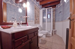 Twin Room | Bathroom