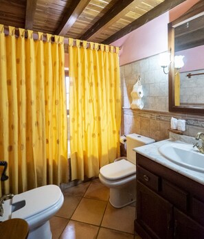 Baignoire relaxante profonde, articles de toilette gratuits