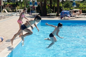 Piscine extérieure (ouverte en saison)