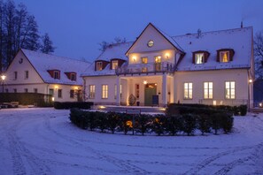 Overnatningsstedets facade – aften/nat