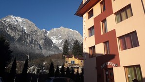 A hotel with a mountain view, a reception area, and a building with multiple windows. - Iri Busteni Hotel (Busteni)