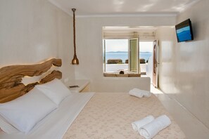 Deluxe Studio | In-room safe, individually decorated, individually furnished