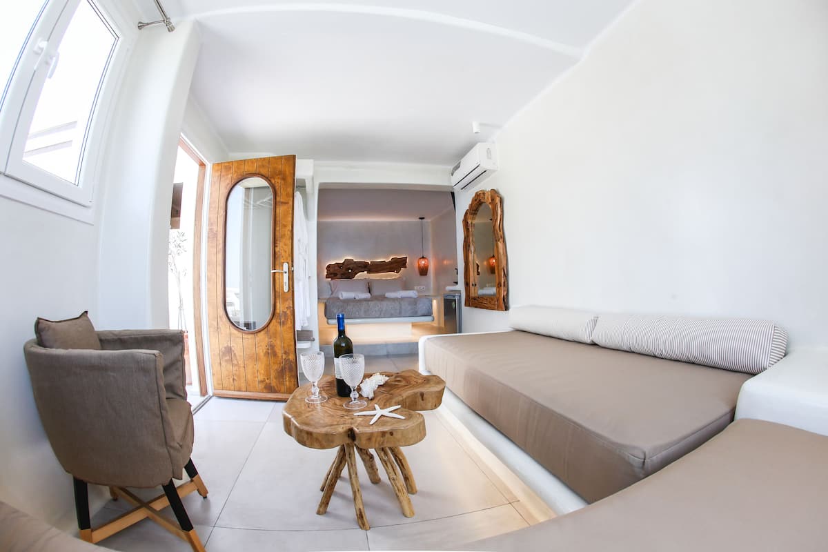Suite, bañera de hidromasaje, vistas al mar (Terrace, 4 Adults) | Sala de estar | Televisión de pantalla plana de 28 pulgadas con canales digitales