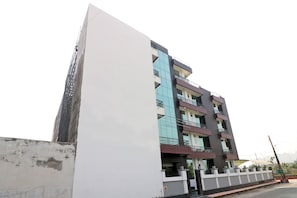 Vista frontal de la propiedad