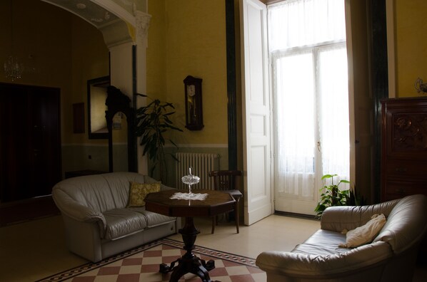 Coin salon dans le hall