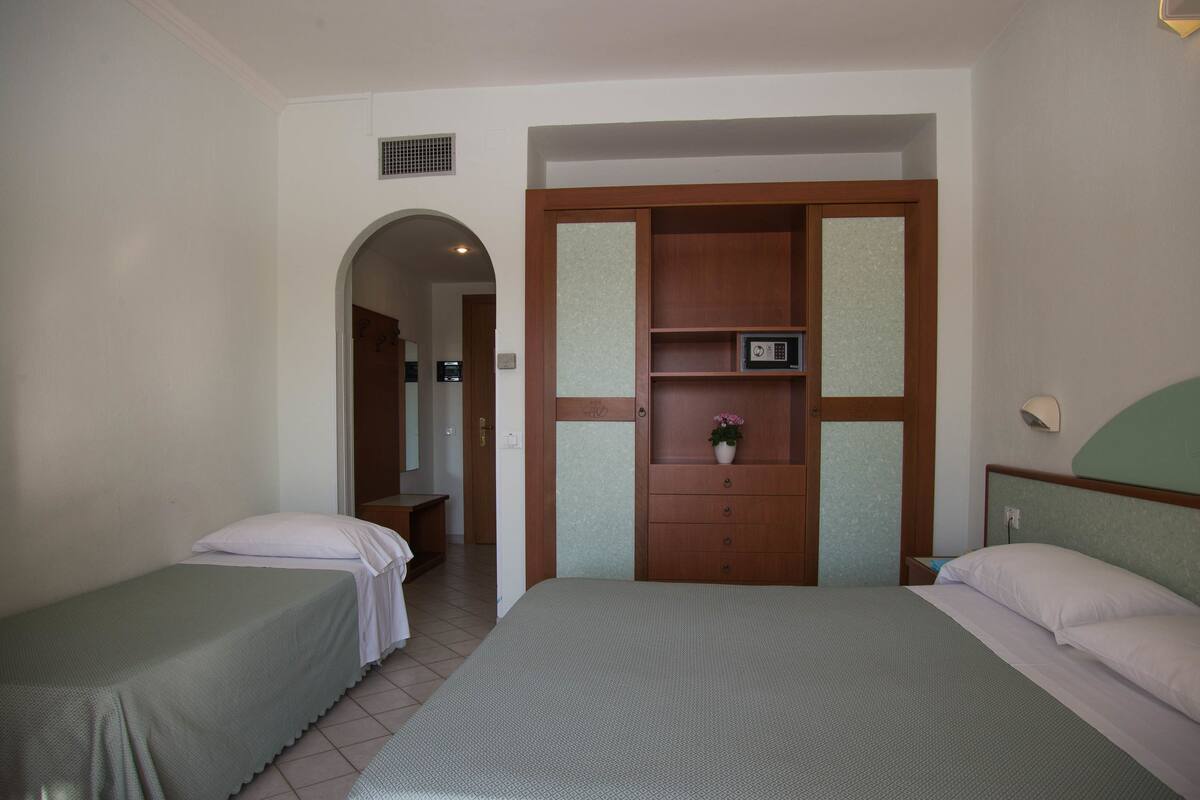In-room safe, desk, soundproofing, free WiFi