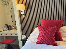 Rom – classic | Individuelt dekorert, individuelt innredet og skrivebord