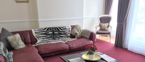 Classic House | Living area | Flat-screen TV