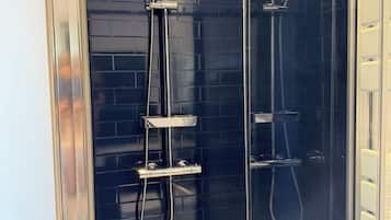 Classic Room | Bathroom | Shower, free toiletries, towels