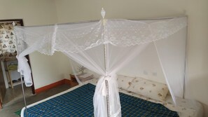 Een bureau, extra bedden (toeslag), gratis wifi, beddengoed