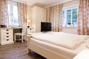 Double Room | In-room safe, soundproofing, cribs/infant beds, free WiFi - Café Wildau - Pension am Werbellinkanal (Schorfheide)