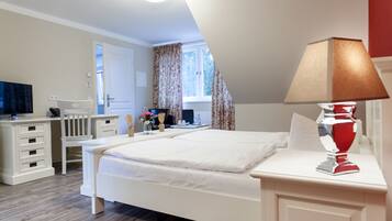 Double Room | In-room safe, soundproofing, cots/infant beds, free WiFi