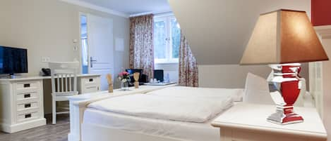 Double Room | In-room safe, soundproofing, cots/infant beds, free WiFi