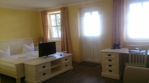 In-room safe, soundproofing, cots/infant beds, free WiFi - Café Wildau - Pension am Werbellinkanal (Schorfheide)