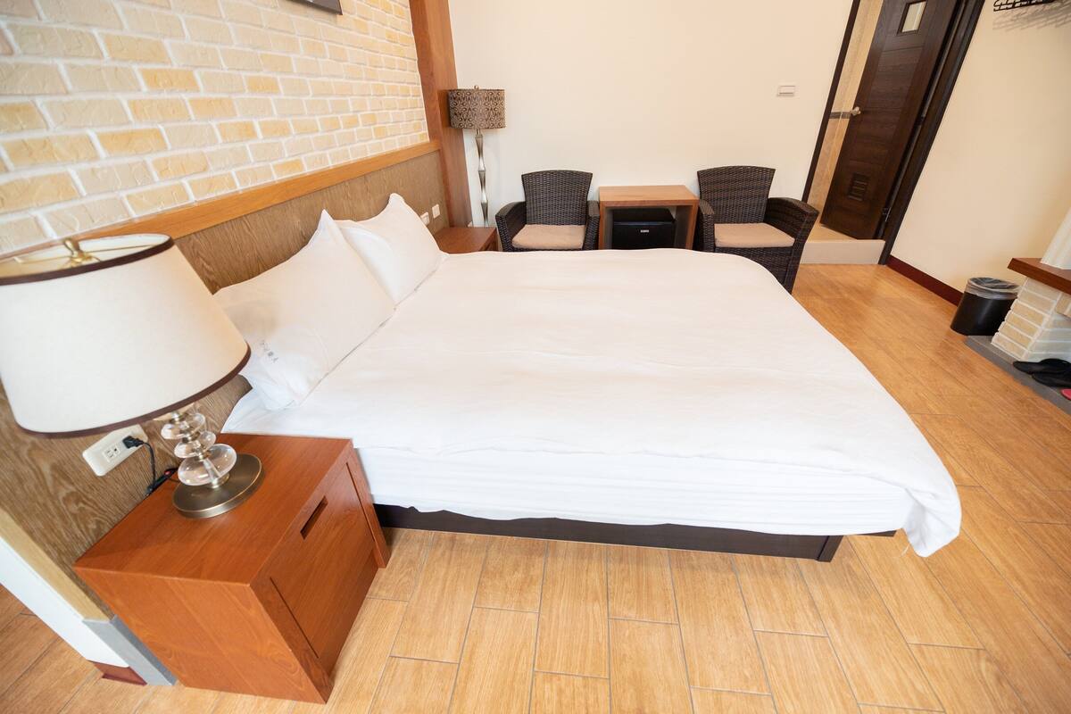 Honeymoon Suite, 1 Double Bed | Individually decorated, desk, soundproofing, free WiFi