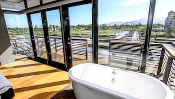 Luxury Double Room | Bathroom | Separate tub and shower, deep soaking tub, free toiletries, hair dryer