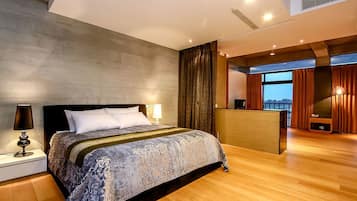 Luxury Double Room | Down comforters, pillowtop beds, desk, blackout drapes
