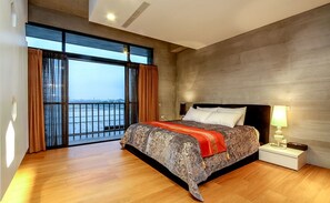 Luxury Double Room | Down duvets, pillow-top beds, desk, blackout curtains - Hiten B&B (Wujie)
