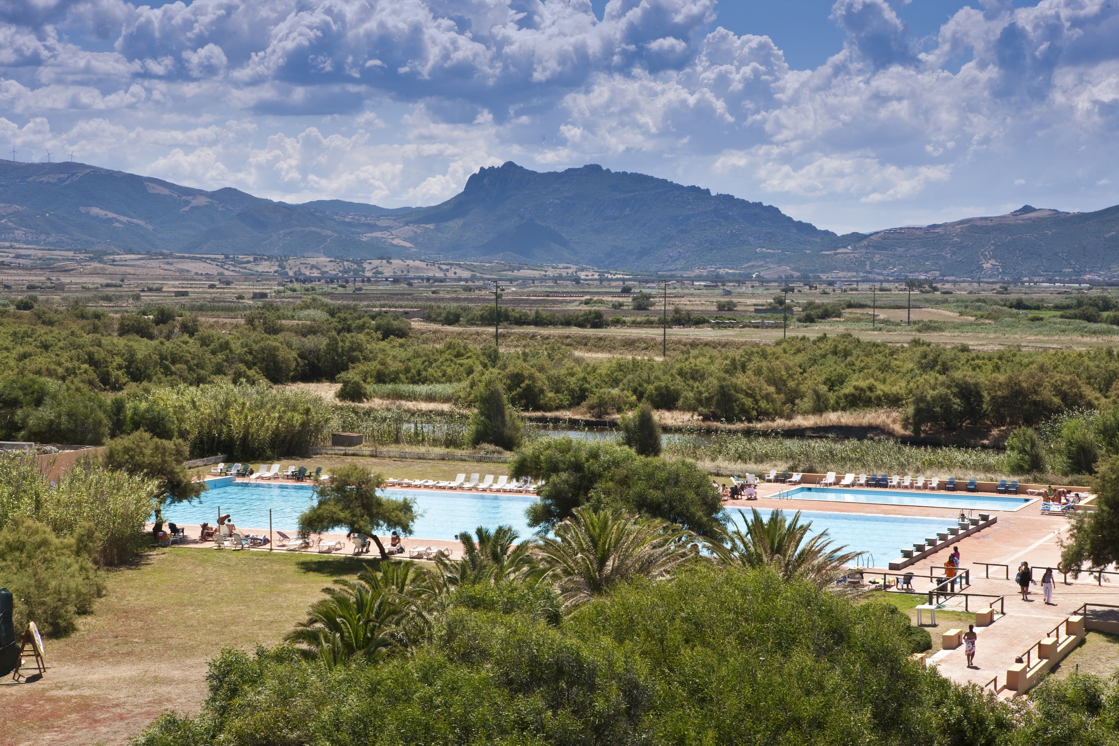 Una piscina al aire libre de temporada