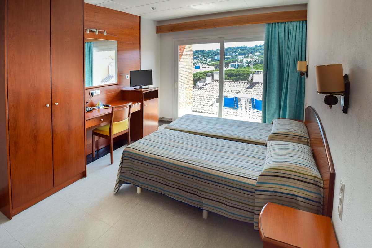 double room | minibar, in-room safe, desk, cots/infant beds