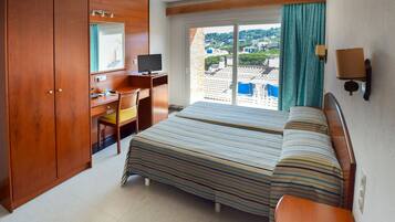 Minibar, coffres-forts dans les chambres, bureau