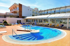 Outdoor pool, pool loungers