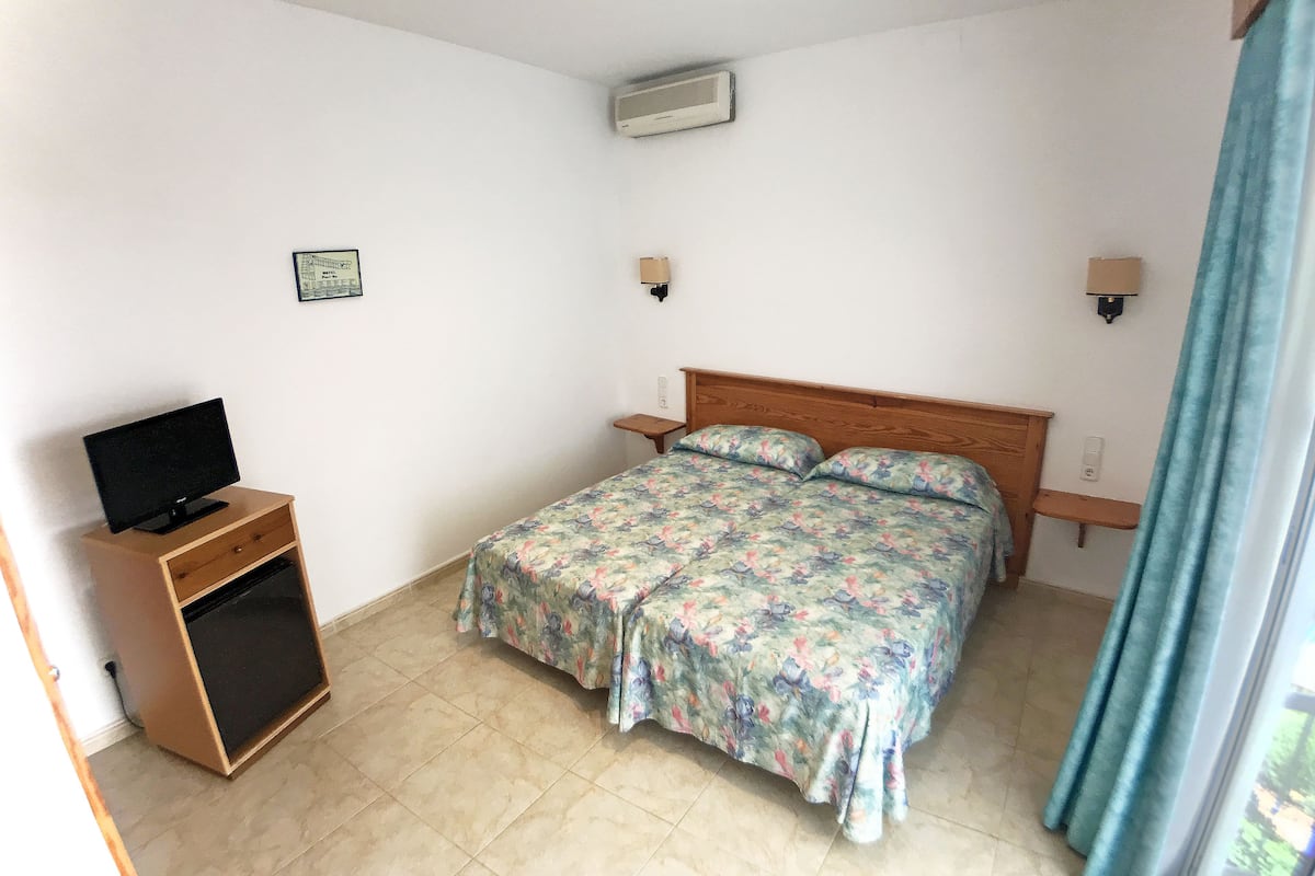 Family Room | Minibar, in-room safe, desk, cots/infant beds