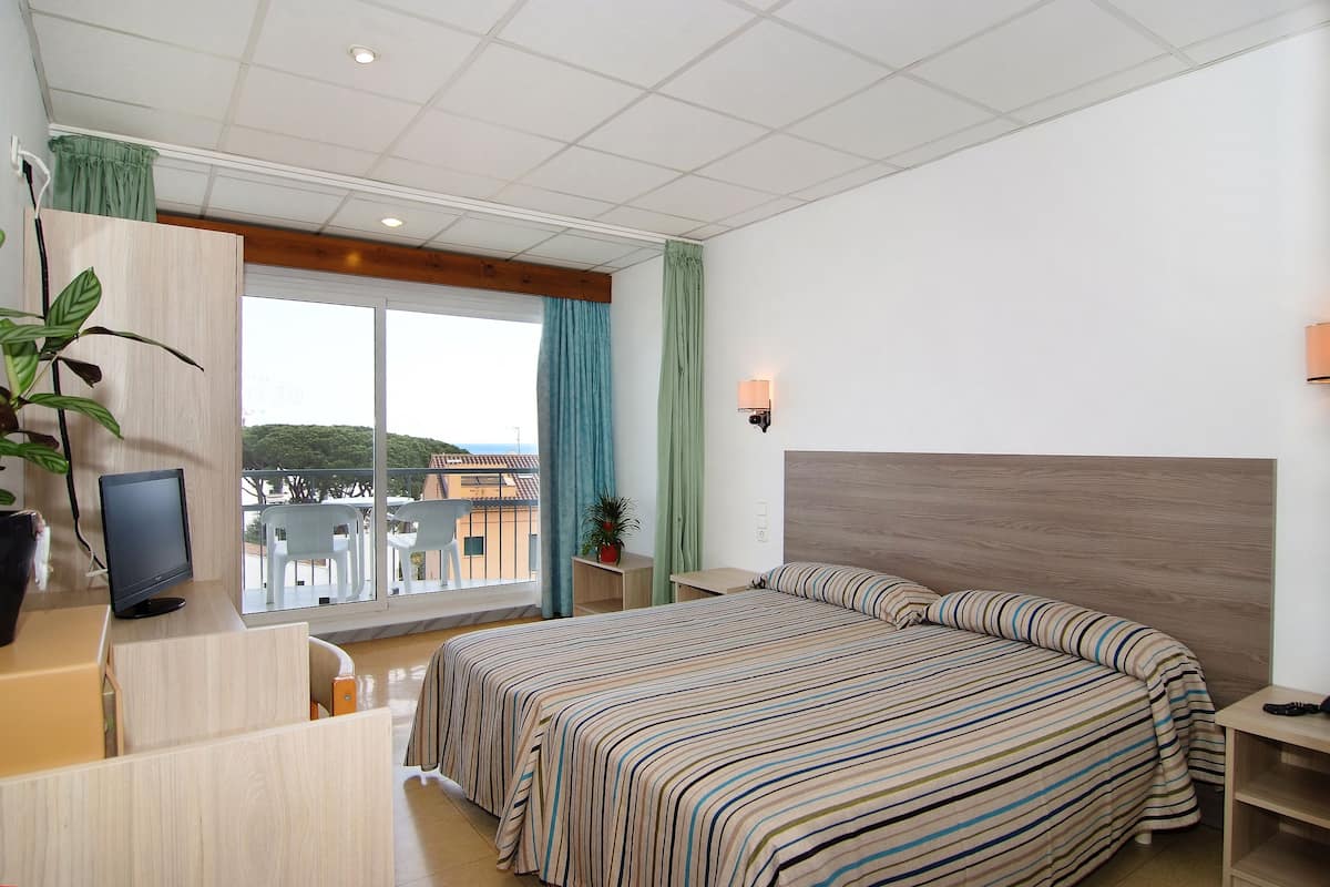 Double Room | Minibar, in-room safe, desk, cots/infant beds