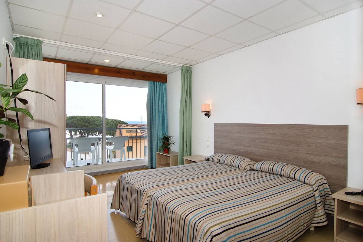 double room | minibar, in-room safe, desk, cots/infant beds